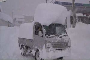 日本一夜暴雪超2米！千辆车被困高速，司机断粮，只能啃雪！