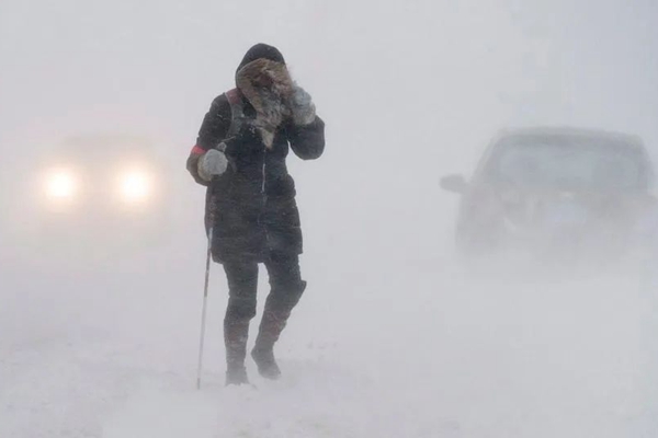 冬季风暴警告：明日起暴雪连天，近30厘米积雪让你出不了门！