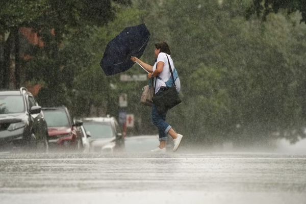 周末全泡汤，50-100毫米大雨横扫魁北克！两个天气系统罕见结合，能量放大！