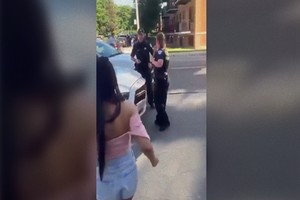 两个女人一个小男孩，为什么警察持枪相向