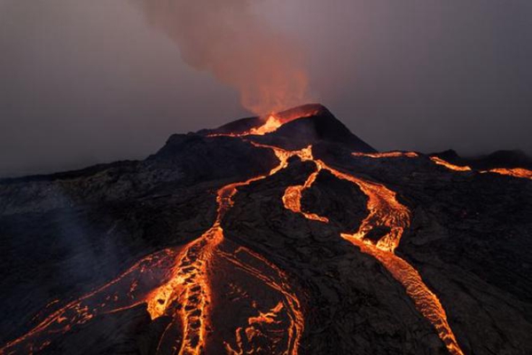 恐慌！24小时内记录地震2200次！冰岛首都附近火山可能马上喷发！