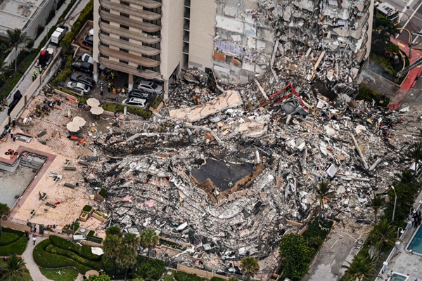 恐怖直击美国居民楼像三明治一样坍塌，4人死亡，159人失踪