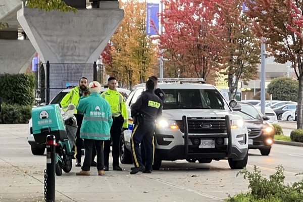 加拿大饭团外卖送餐员与警方当街冲突！无驾照，无车险，便道行驶…