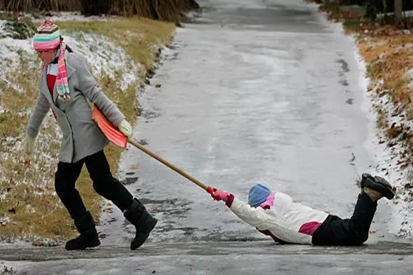 冰雨过后，蒙特利尔人走路姿势大全！随时攀岩，你做得到嘛……