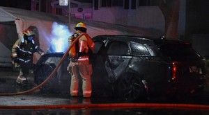 越野车停在街边, 遭人投掷燃烧瓶