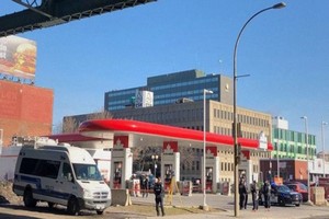 大卡车倒车 撞死一女子