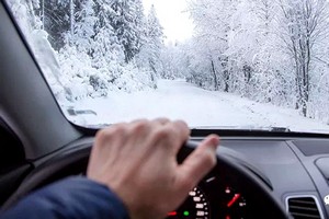 今天的雪套路多，魁北克的警车会不会再次滑起来？