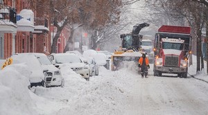 疫情导致街边车多, 今冬扫雪面临挑战