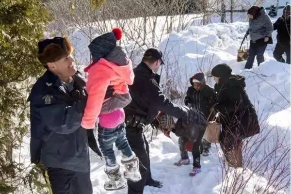 皇家骑警边境爱心出手，难民雪球会越滚越大吗？