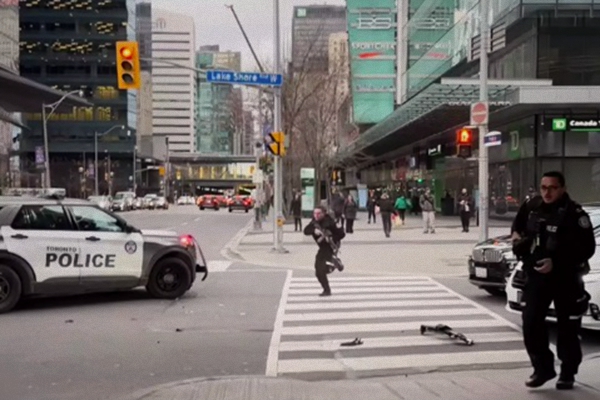 市中心路口上演警匪动作片，惊魂视频被疯传！