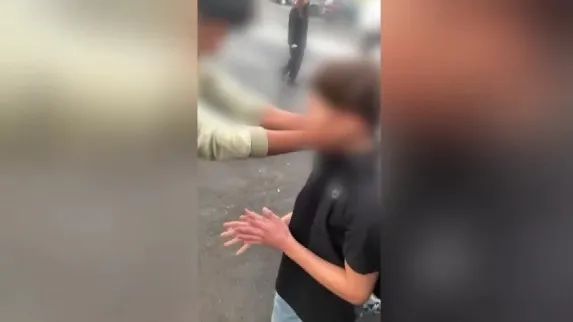 震怒！蒙特利尔南岸中学校园暴力视频流出！反复抽脸太残忍！