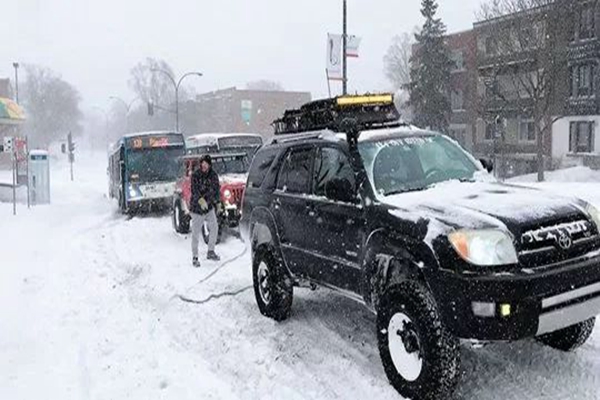 蒙村街头上演吉普车风雪拖公交，他们就是冬天里的一把火！