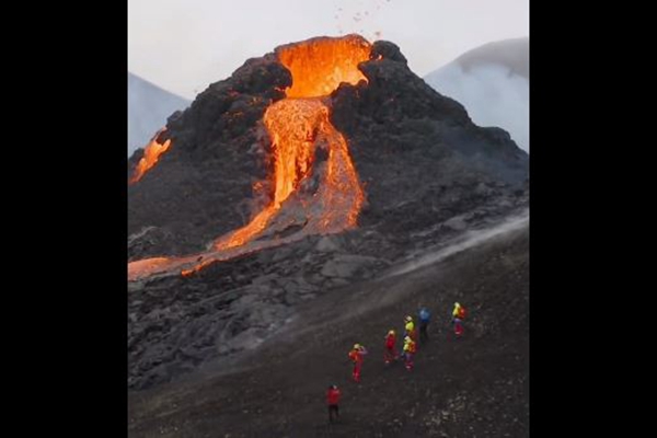 说5天喷就5天喷，​冰岛首都附近火山岩浆喷涌！