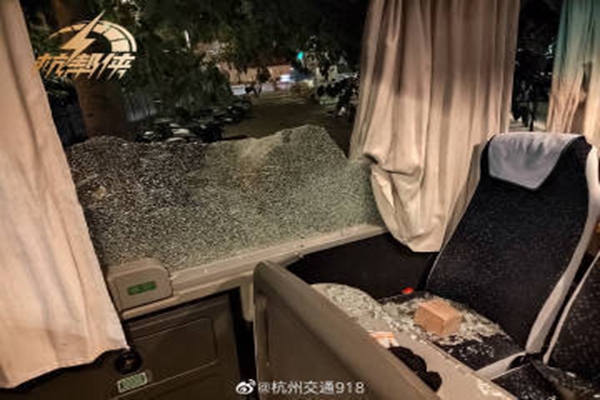 杭州夫妇亲述法国暴乱遭遇：多名蒙面暴徒拿石头砸车，上车后被我们打跑！