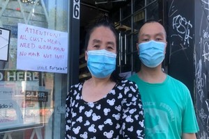 唐人街华人店主让顾客戴口罩挨打，鼻青脸肿！