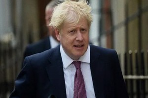 英国首相承认视力恶化，自认为是感染新冠所致