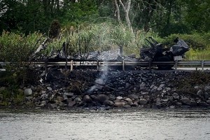 南岸油罐车着大火，部分柴油流进河流