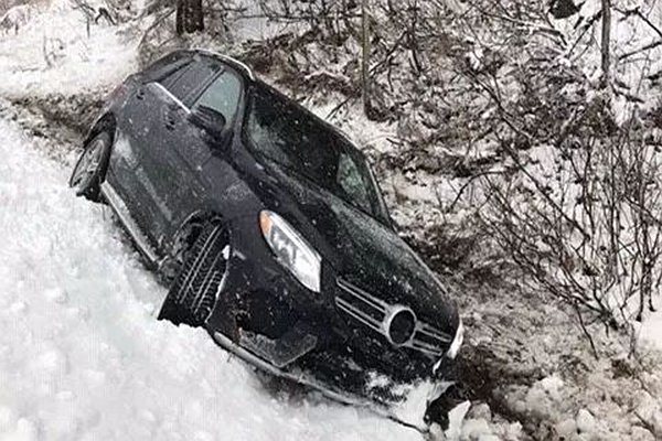 雪地中我们的奔驰冲进沟里，出来后发现魁北克到处亲人！