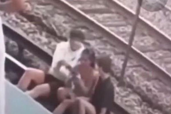 惊悚视频：少年铁轨排排坐，只1秒，仨人硬了俩！
