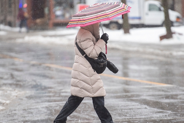 复杂天气再袭魁北克，周末连阴雨突然转雪，积雪又重又粘！