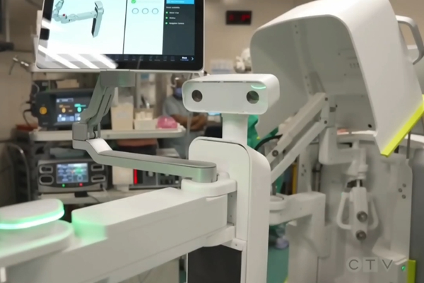 加拿大首例“机器人辅助脊柱手术”非常成功！华人医生带队！