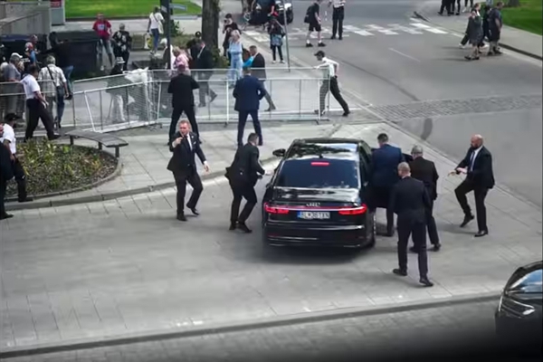 【突发】斯洛伐克总理遭暗杀未遂，现场视频曝光！