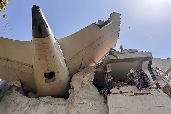 【哀悼】波音787载242人坠毁……最新发现：一人幸存！