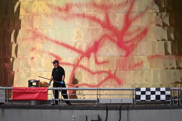 竟敢来蒙特利尔赌场捣乱，保安立即出手，警察蜂拥而至！