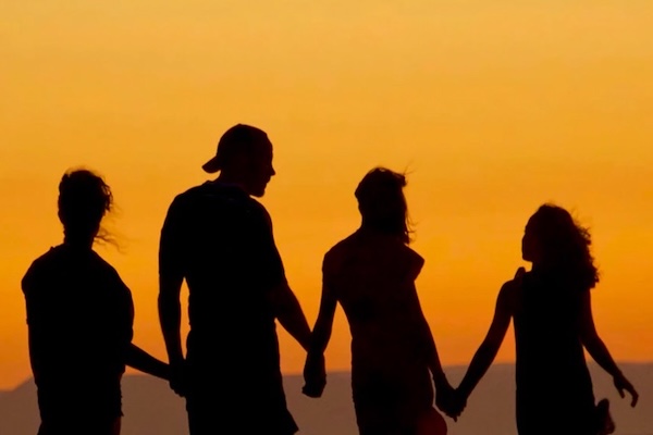 魁省法院为“多夫多妻制”打开大门…政府坚决反对！一查才知自己OUT了，加拿大婚姻定义早已被改写！