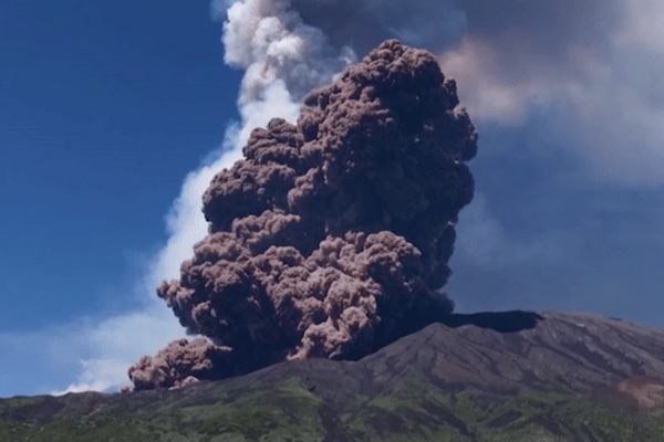 意大利火山喷发“姿势”奇怪：瞬间横喷，灭绝一切！