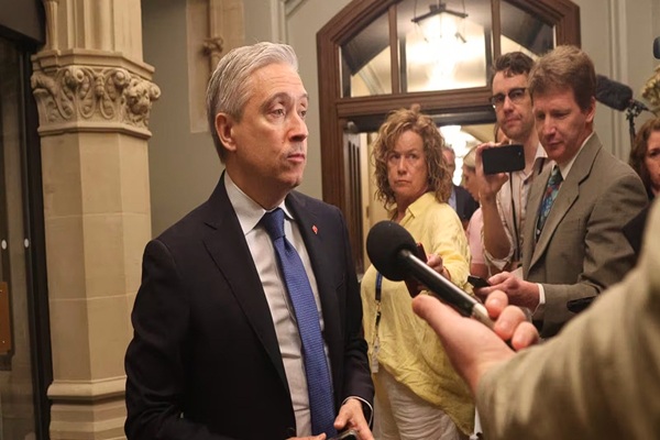 【重磅】加拿大狂砍近6万个公务员岗位，魁省安省首当其冲，三大部门成重灾区