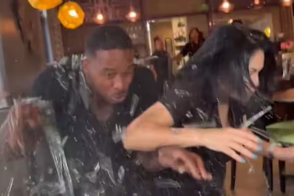 网红直播惊魂一刻：美食评论现场突遭卡车横撞！视频刚刚曝光！