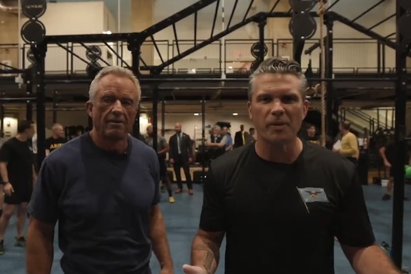 美国部长身体之棒令人震惊：6分钟内完成100个俯卧撑+50个引体向上