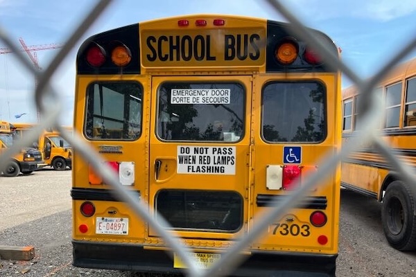 魁省收紧免费校车服务，上千家庭受到影响！
