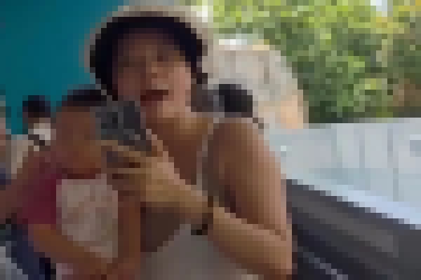 华人妈被指插队，高喊“没有中国就不会有新加坡”，事件在海外引发巨大争议！