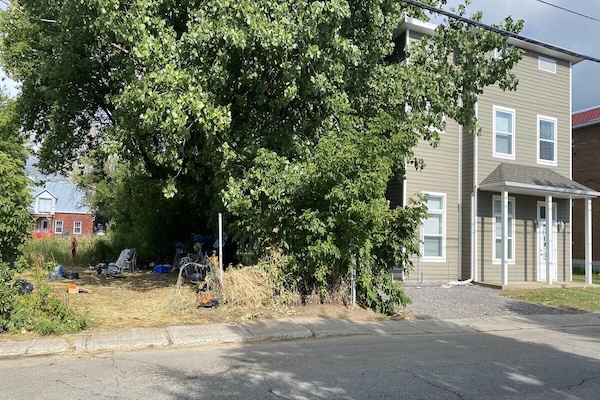 居民外出突接警讯，回家惊见土地被流浪者占用！共存危机一触即发