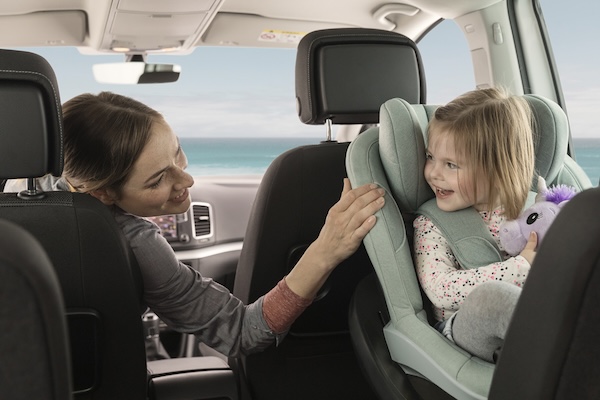 女儿调座椅，压死小弟弟，家长索赔车企200万，败诉…