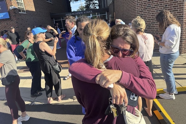 【突发】美国私校发生大规模枪击案，两名儿童遇难，17人受伤，全国震惊！