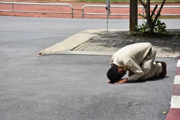【突发】魁北克拟立法禁止公共场所祈祷，强化世俗主义