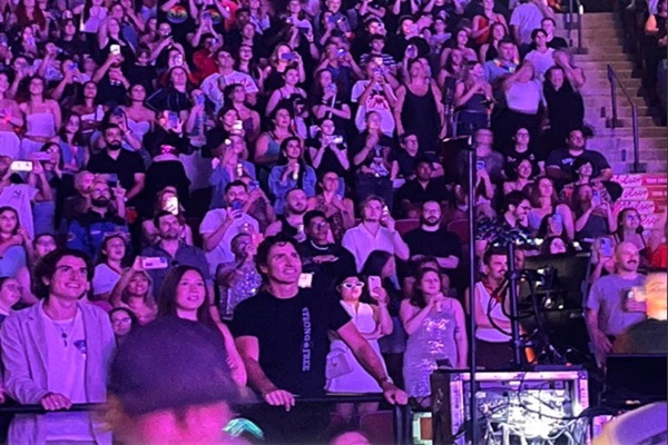 真谈了？特鲁多出席水果姐蒙特利尔演唱会，全程笑容灿烂；粉丝赞他：“有品味”！