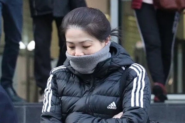 撞见14岁女儿在家“幽会”，华人妈妈愤怒刀捅男孩，陪审团裁定有罪