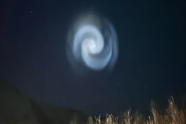 昨晚你看到“不明飞行物”了么？魁省境内惊现“神秘光圈”