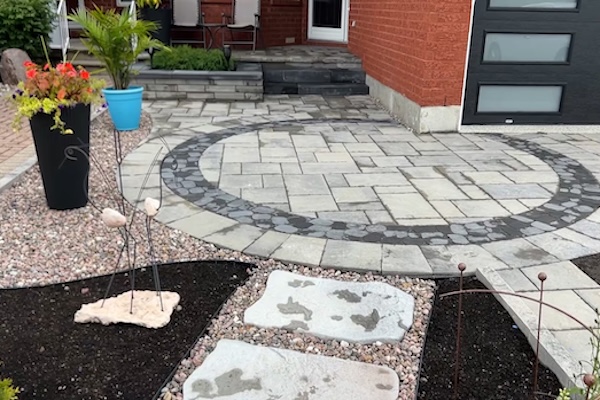 翻新前院被投诉，市政下令限期拆除，引发巨大争议