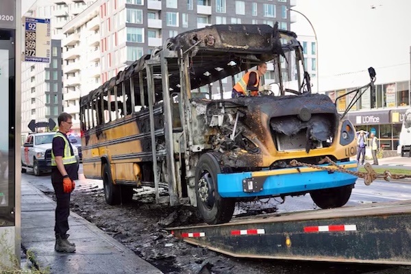 蒙特利尔电动校车起火，司机学生及时逃离！消防部门辟谣