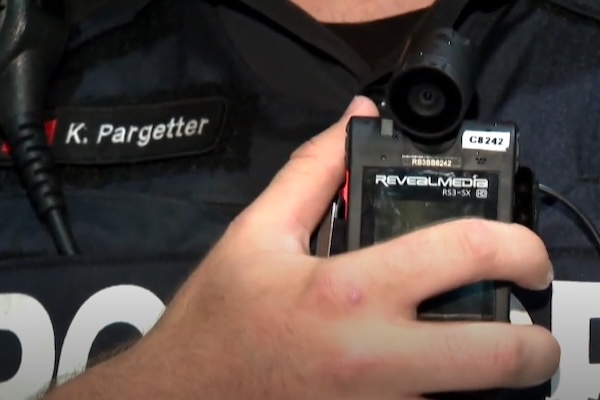 少年遭警枪击后，魁北克人吵翻了：该不该强制为警察配装随身摄像头？