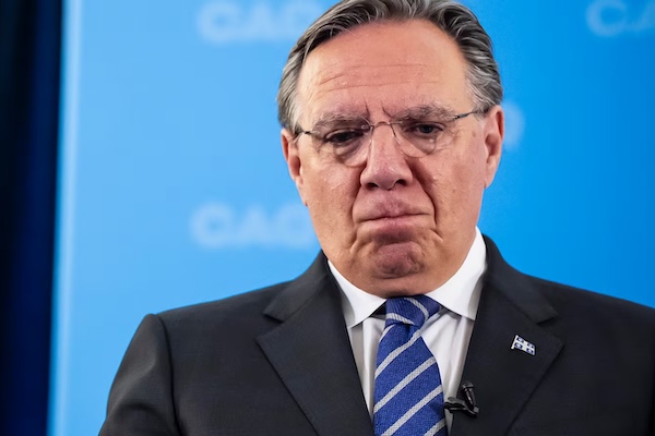 【突发】抗议人群包围魁北克国民议会，呼吁立即举行大选！