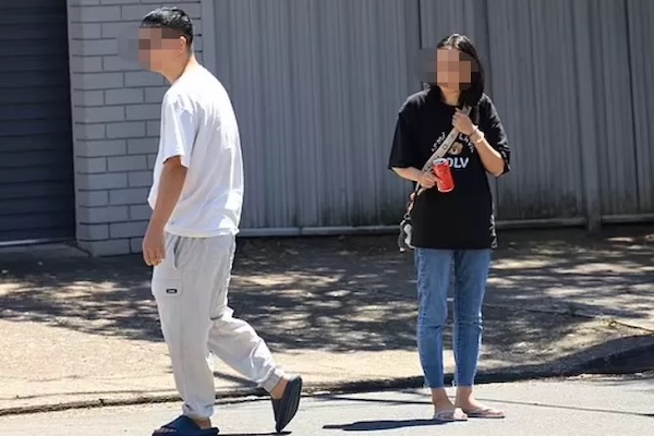 13年隐秘育儿史：两位中国小留学生的惊人选择