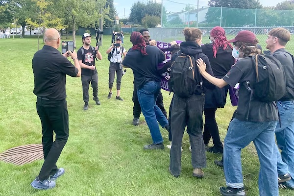 500人游行纪念惨死少年，100人闹事，有极端媒体记者被赶出现场！