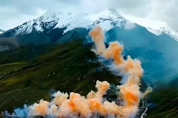 喜马拉雅山多彩烟花表演引发巨大争议，加拿大品牌“始祖鸟”道歉！