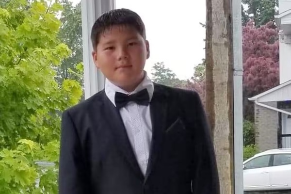 Longueuil警方击毙15岁少年，现已查明：背包里是书不是枪…